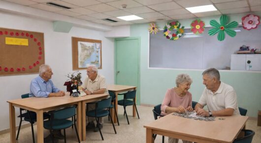 Residentes participando en actividades de estimulación cognitiva en residencia especializada en Alzheimer