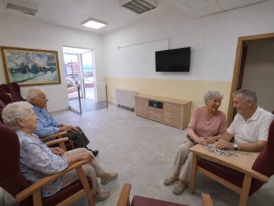 Sala de estar en centro especializado en Alzheimer fomentando la convivencia diaria